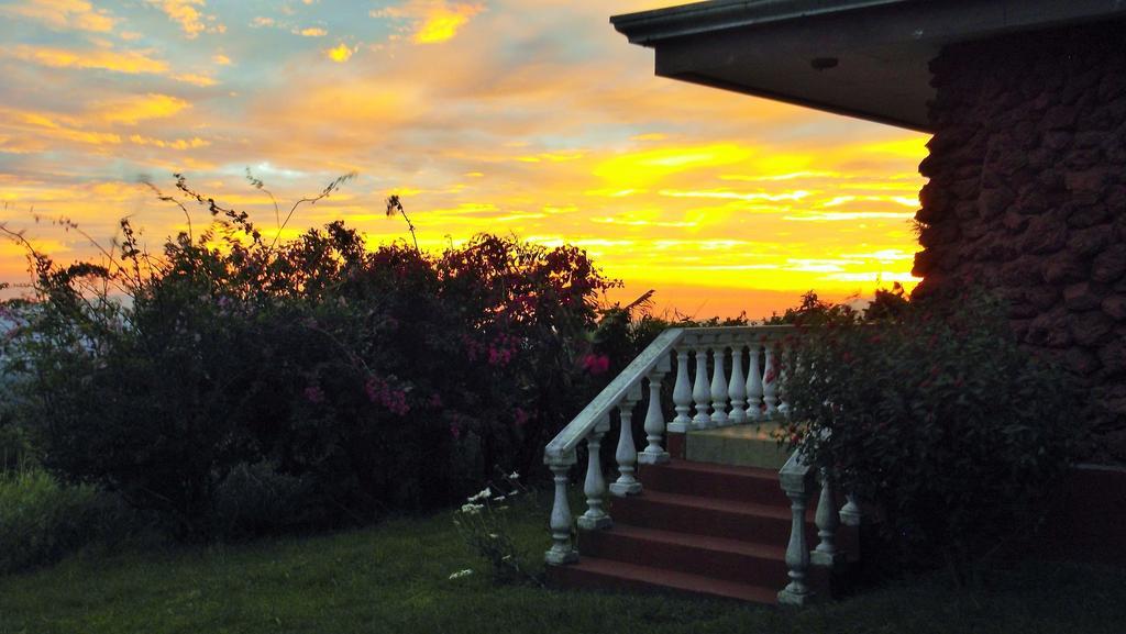 Hotel Las Fresas Del Volcan Poas Sabana Redonda Oda fotoğraf
